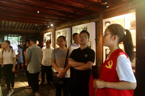 ”追寻革命印迹，情系红色鄞州“91色情
寻迹小分队-故居讲解